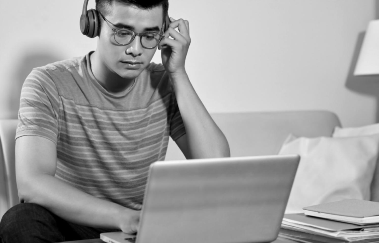 Equipo trabajando en desarrollo de modelos de deep learning financiero